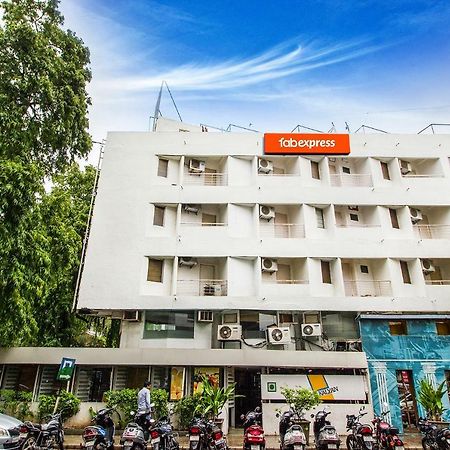 Hotel Fabexpress Kalyan - Nr Dairy Dan Circle Vadodara Esterno foto